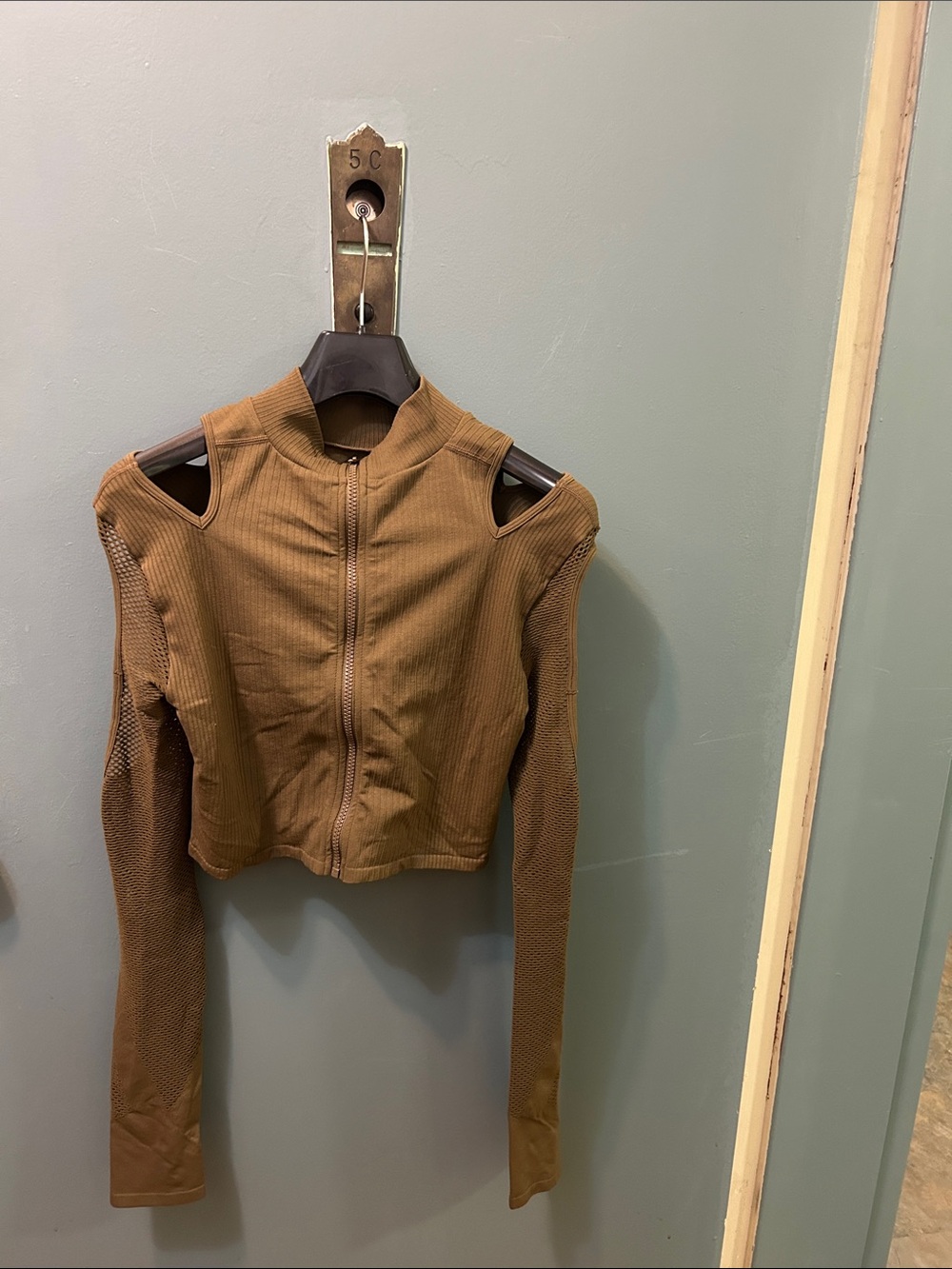 Women's Cold-Shoulder Zip Front Crop Athletic Jacket size Medium Brown NEW TAGS